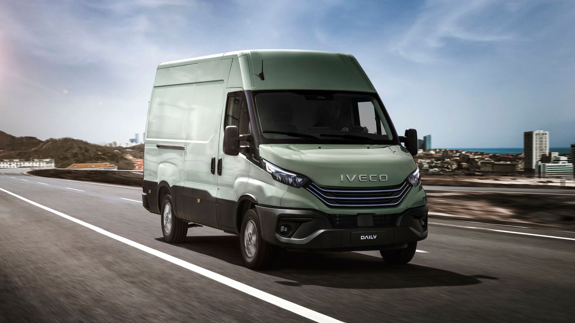 Yolda ilerleyen IVECO Daily panelvan